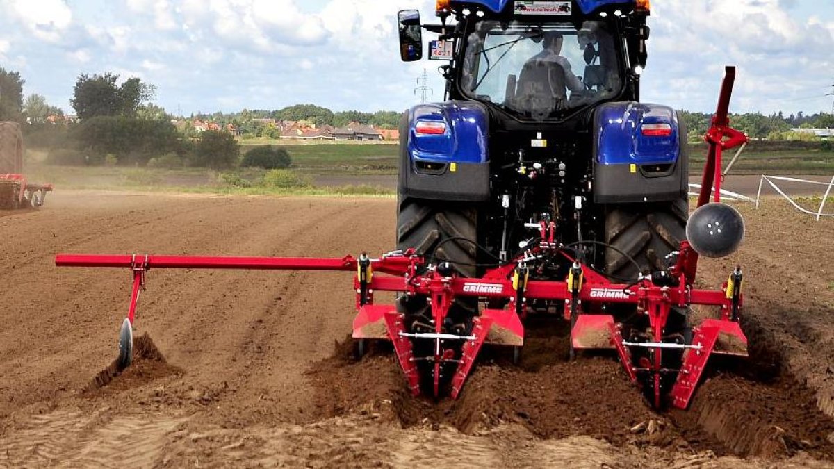 Un tractor prepara la tierra para proceder a la siembra en una explotación agrícola.