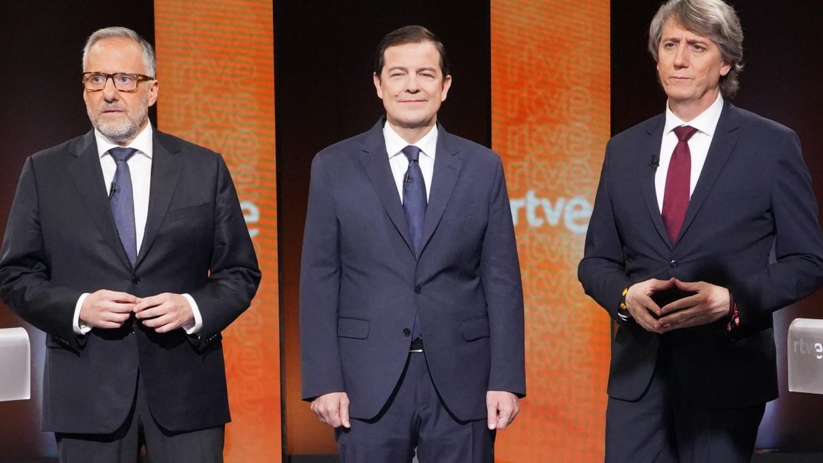 Los candidatos a la Presidencia de la Junta Carlos Pollán (Vox); Alfonso Fernández Mañueco (PP) y Carlos Martínez (PSOE) en el primer debate de las elecciones autonómicas.