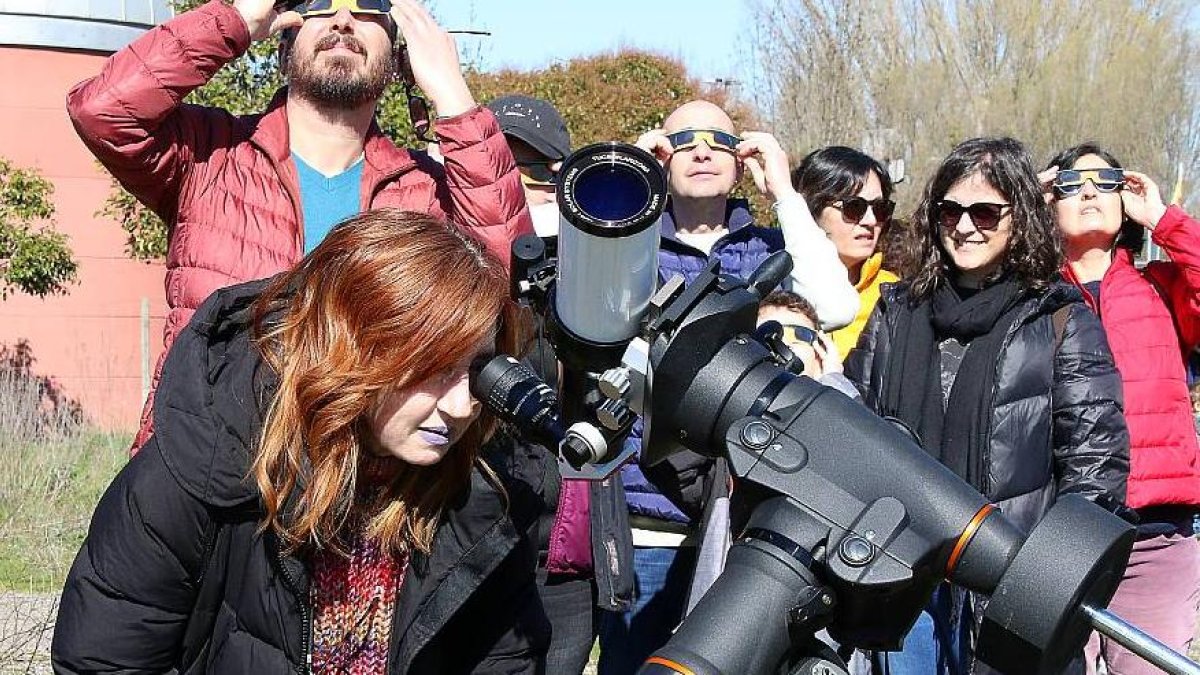 Aficionados a la astronomía en el eclipse parcial de sol en León el 29 de marzo de 2025.
