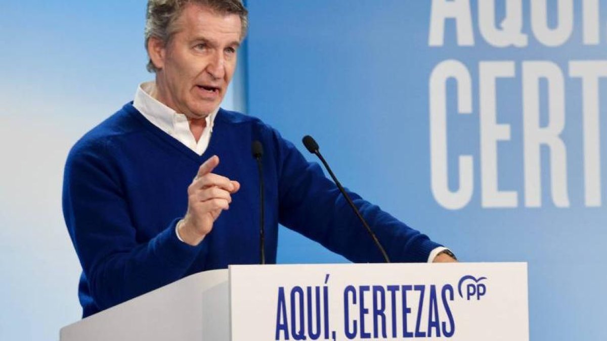 Feijóo interviene en el mitin de campaña en La Bañeza.