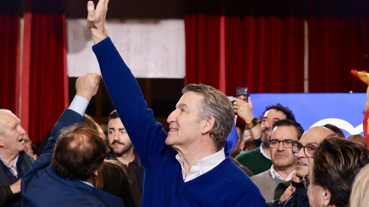 Alberto Núñez Feijóo durante el acto electoral de este viernes en La Bañeza.