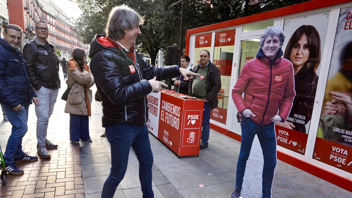 El candidato socialistas Carlos Martínez con una silueta suya, en Valladolid