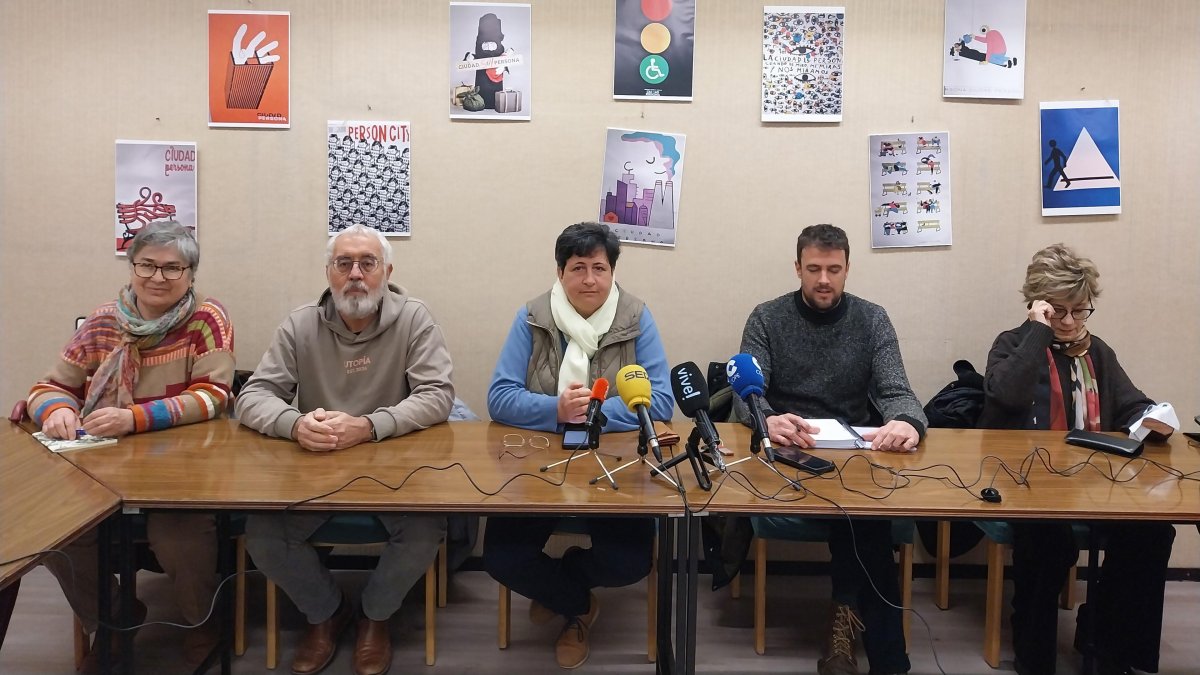 La abogada de la Asociación Stop Biogás, Pilar Calvo, en el centro de la foto en la rueda de prensa para anunciar la querella.