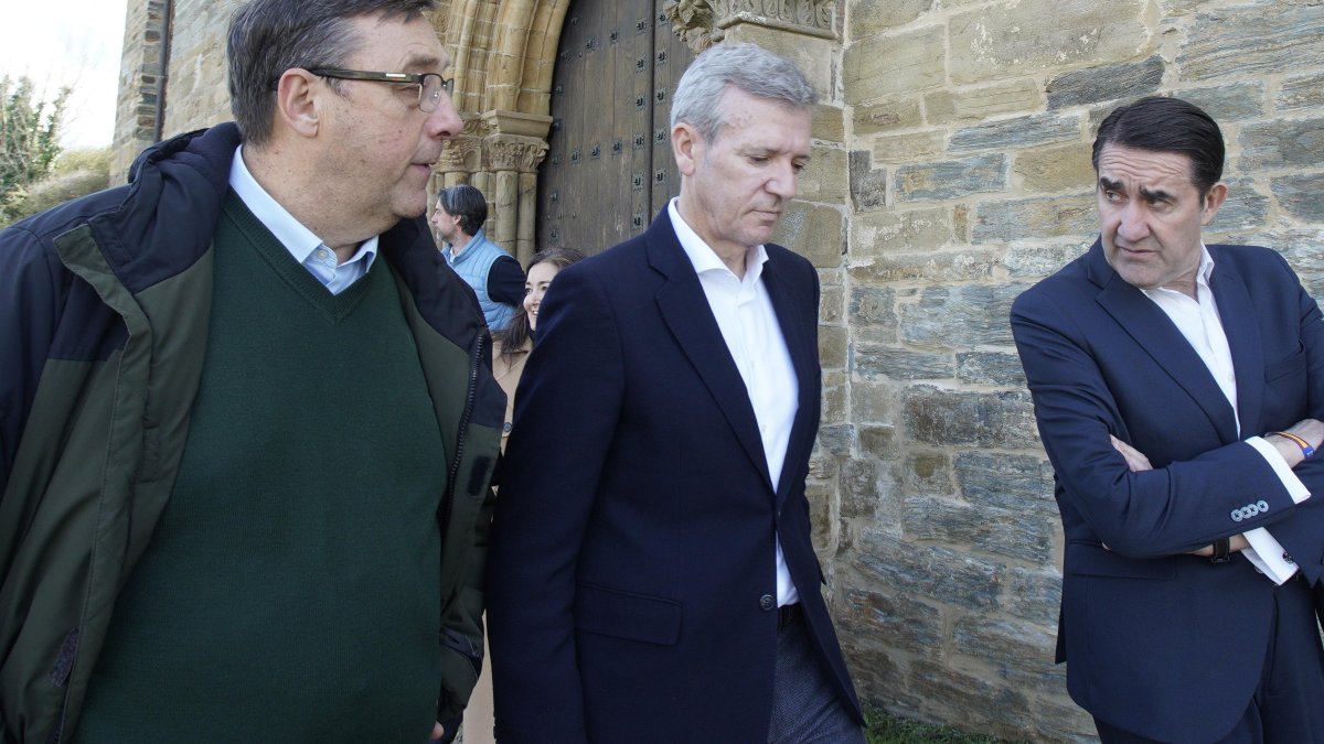 El presidente del PP de Galicia, Alfonso Rueda (C), durante su visita a la iglesia de Santiago de Villafranca del Bierzo (León).