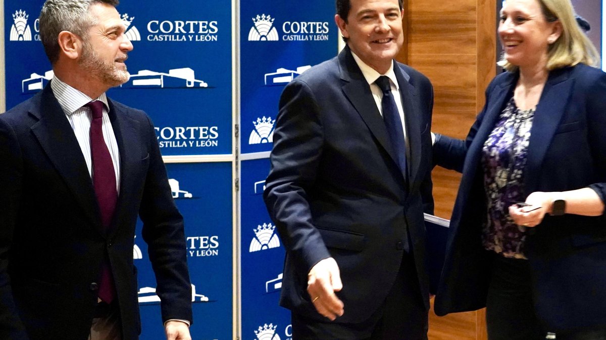 El candidato a la Presidencia de la Junta del Partido Popular, Alfonso Fernández Mañueco, junto a Isabel Blanco al término del primer debate.