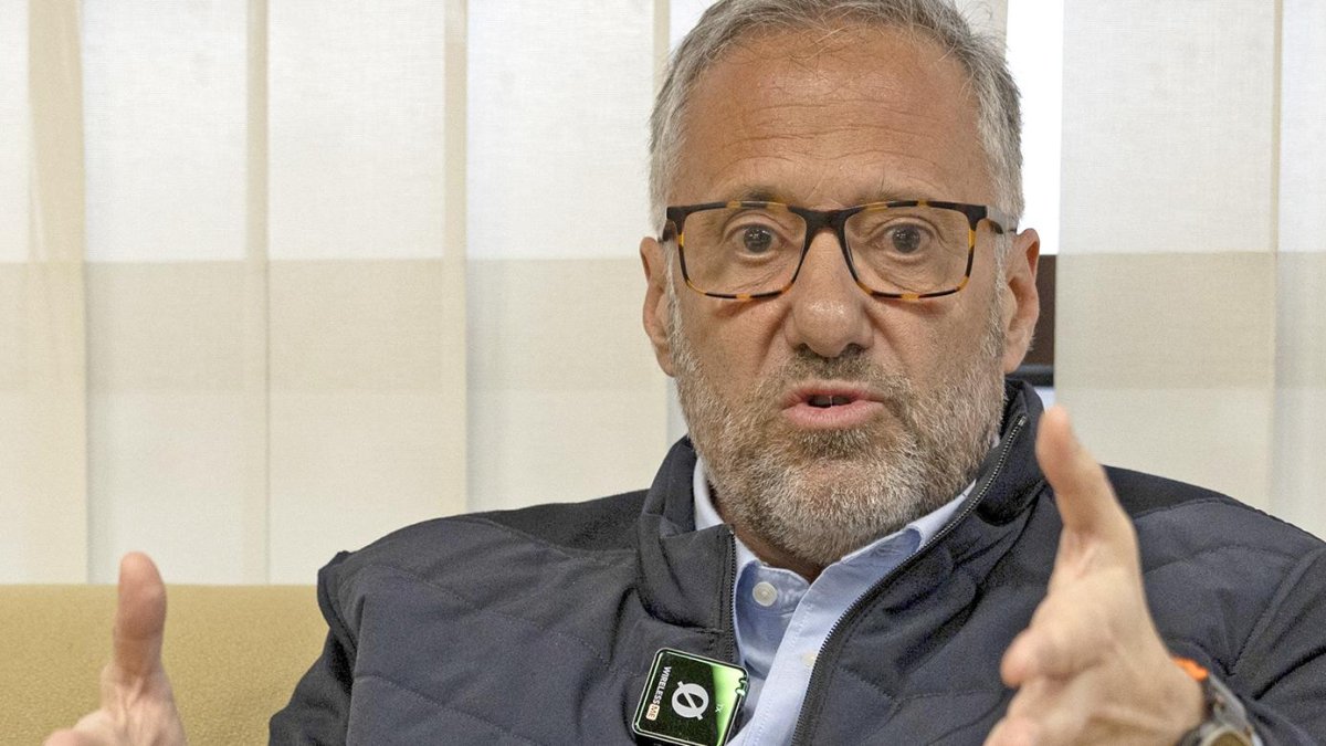 Carlos Pollán en un instante de la entrevista