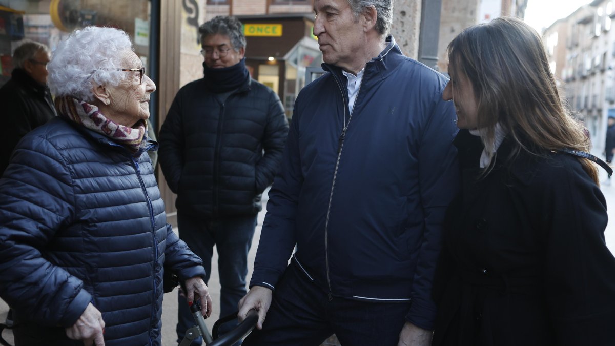 Alberto Núñez Feijoo participa en un acto de campaña junto a la cabeza de lista por Soria Rocío Lucas.