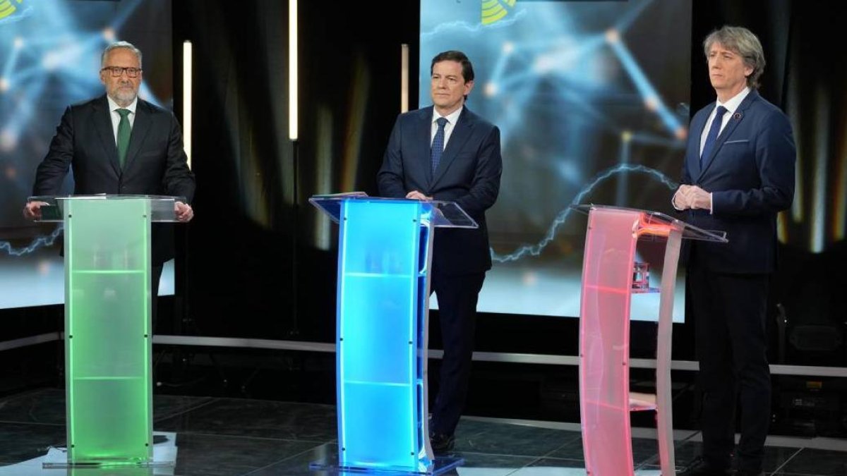 El candidato de VOX, Carlos Pollán; el candidato del PP, Alfonso Fernández Mañueco y el candidato del PSOE, Carlos Martínez, en el segundo debate electoral de la campaña.