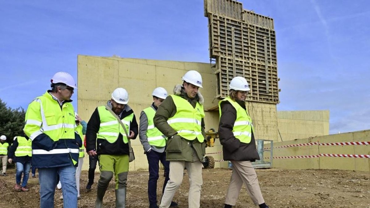 La presidenta de la Diputación, Ángeles Armisén, en la visita a las obras.
