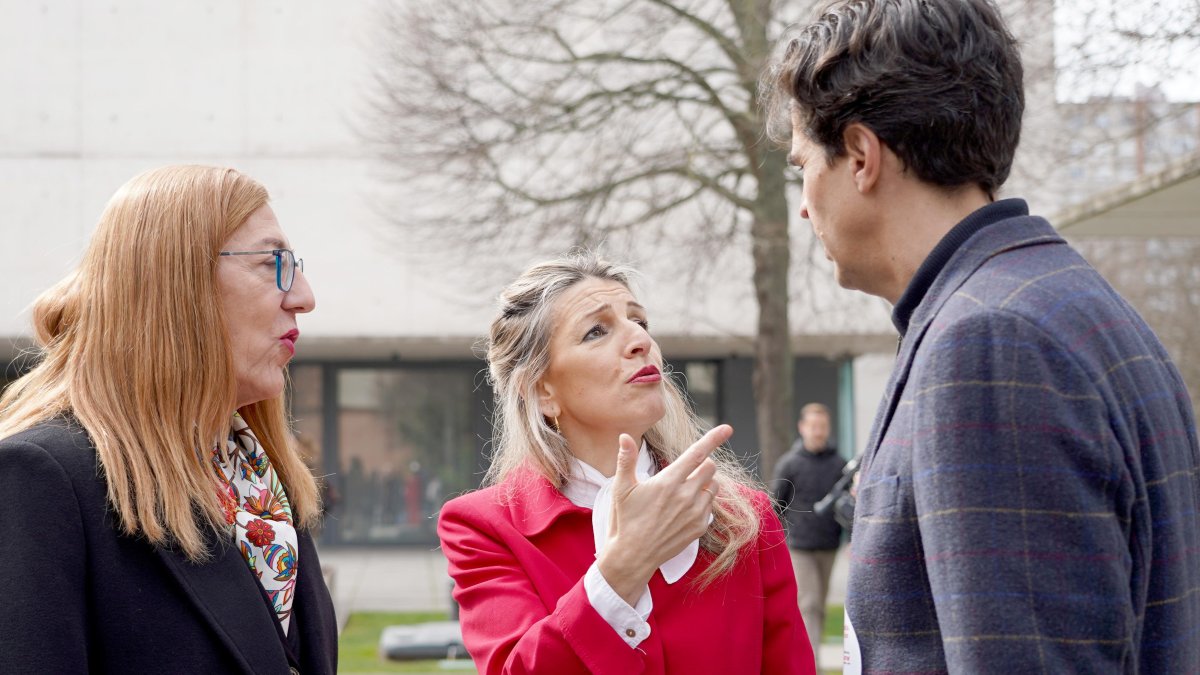 La ministra de Trabajo, Yolanda Díaz, y el candidato de la coalición IU, Sumar y Equo, Juan Gascón, mantienen un encuentro con comités de empresa en ERE o deslocalización.