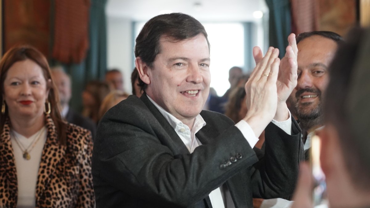 El candidato del PP a la reelección al frente de la Junta, Alfonso Fernández Mañueco, celebra un acto electoral en el Teatro Principal de Burgos.