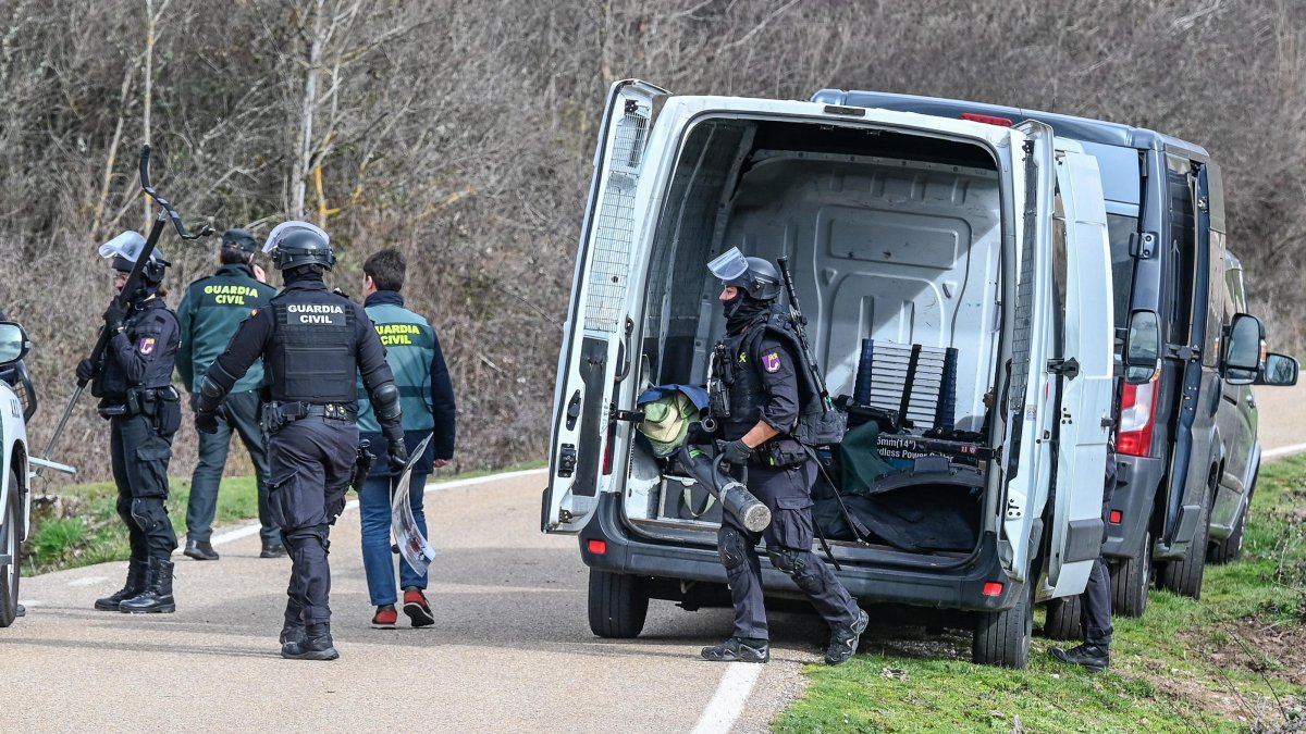 Despliegue de la Guardia Civil en la localidad burgalesa de Villoruebo.