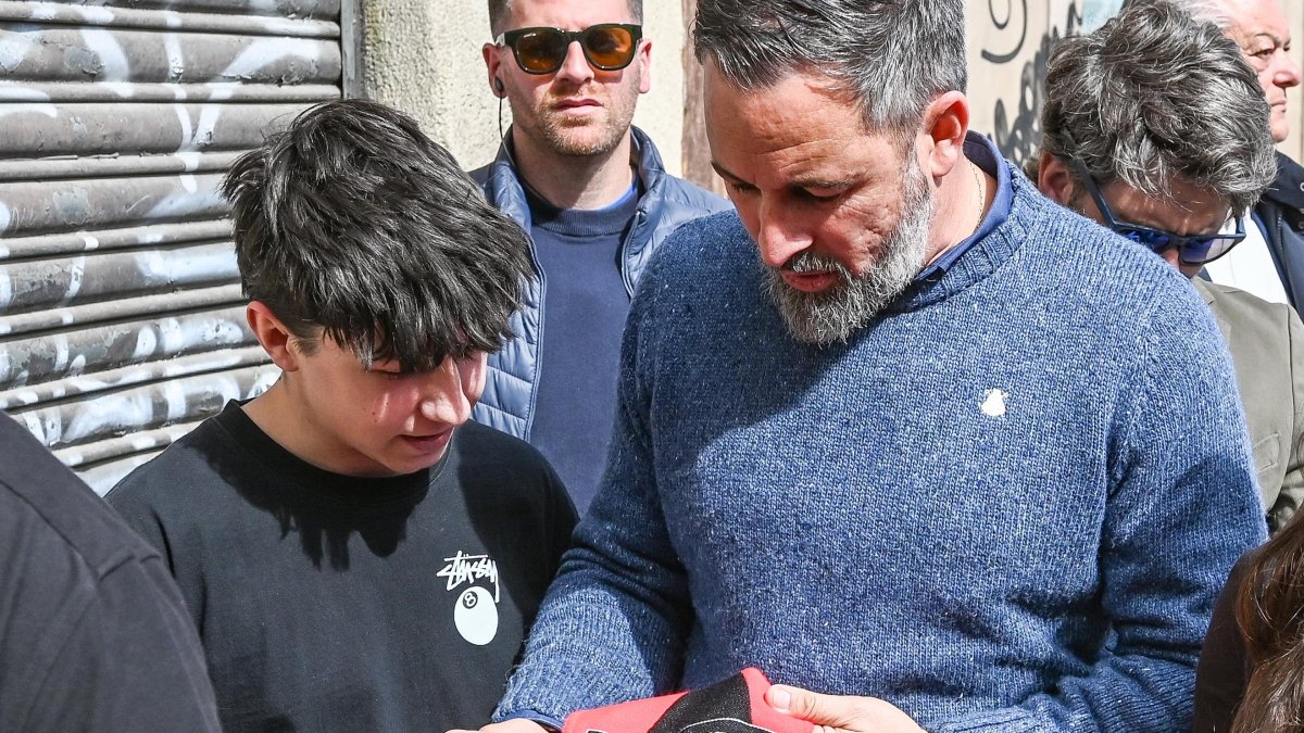 Abascal recibe una bufanda del Mirandés de parte de un joven.