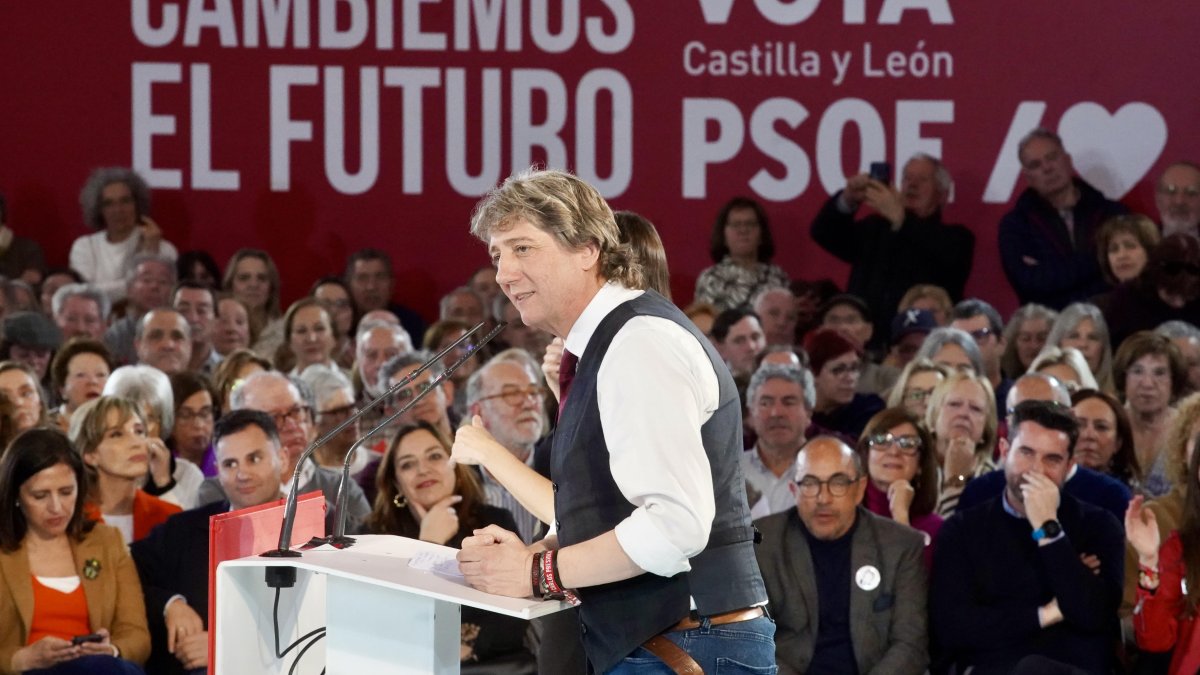 El candidato a la Presidencia de la Junta, Carlos Martínez, en el acto de final de campaña en Valladolid