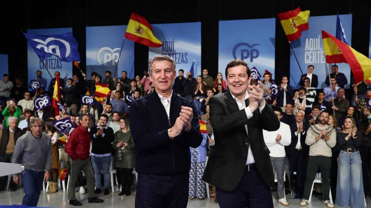 Alberto Núñez Feijóo y Alfonso Fernández Mañueco, durante el acto de fin de campaña del PPCyL en Valladolid
