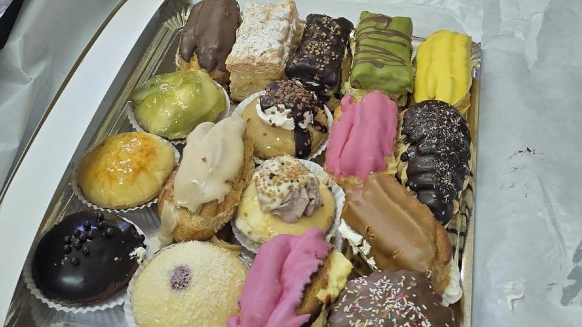 Un votante obsequia con pasteles a los integrantes de la mesa electoral de Cabañas Raras (León)
