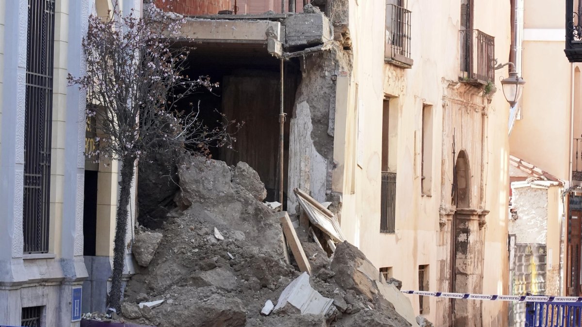 Se derrumba una parte de La Casona en la calle Dámaso Merino de León
