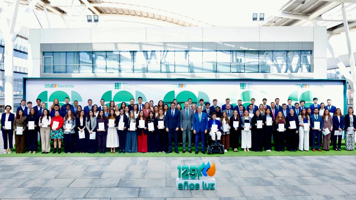 Su Majestad el Rey ha presidido esta mañana el acto de entrega de las Becas 2025-2026 de la compañía.