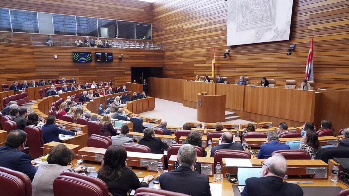 Mesa de las Cortes, durante la celebración de un pleno de la pasada legislatura.