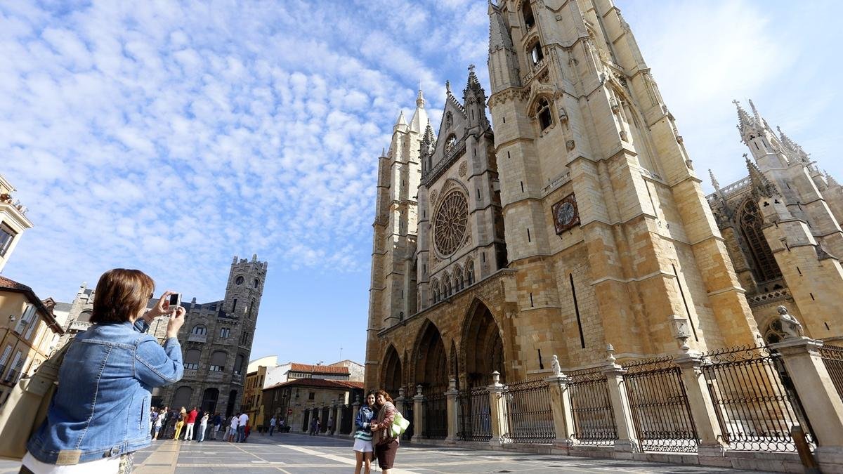 Imagen de archivo de turistas en la Catedral de León.