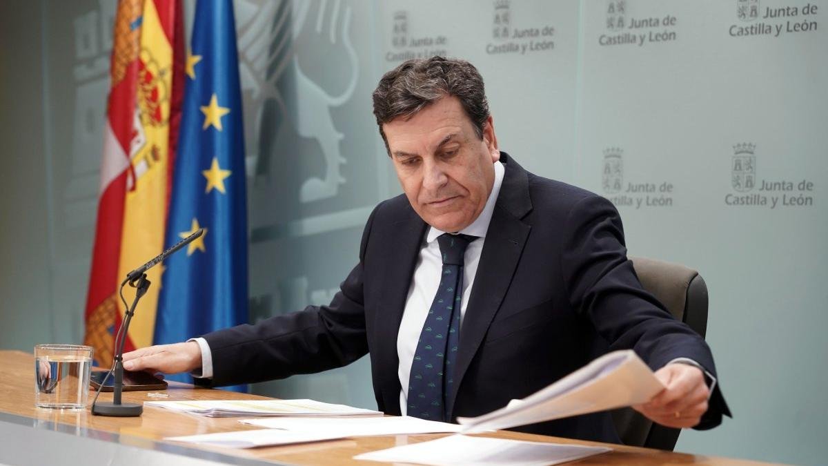 El portavoz de la Junta y consejero de Economía y Hacienda, Carlos Fernández Carriedo, en la rueda de prensa posterior al Consejo de Gobierno.