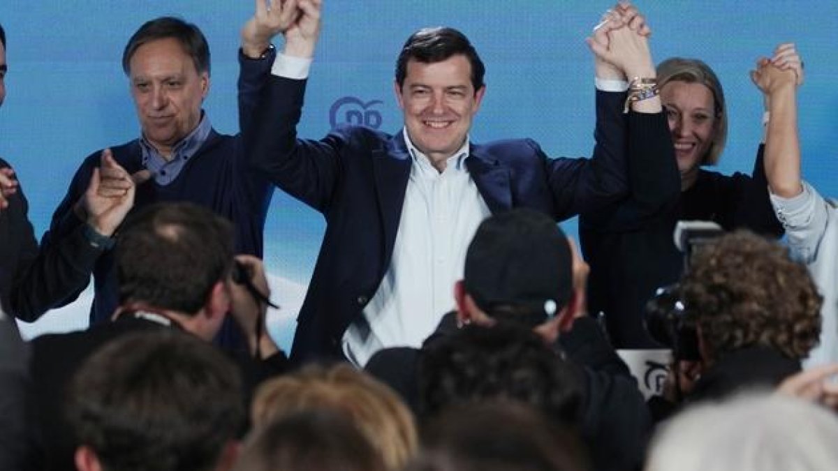 El líder del Partido Popular, Alfonso Fernández Mañueco, celebra la victoria en la noche electoral.