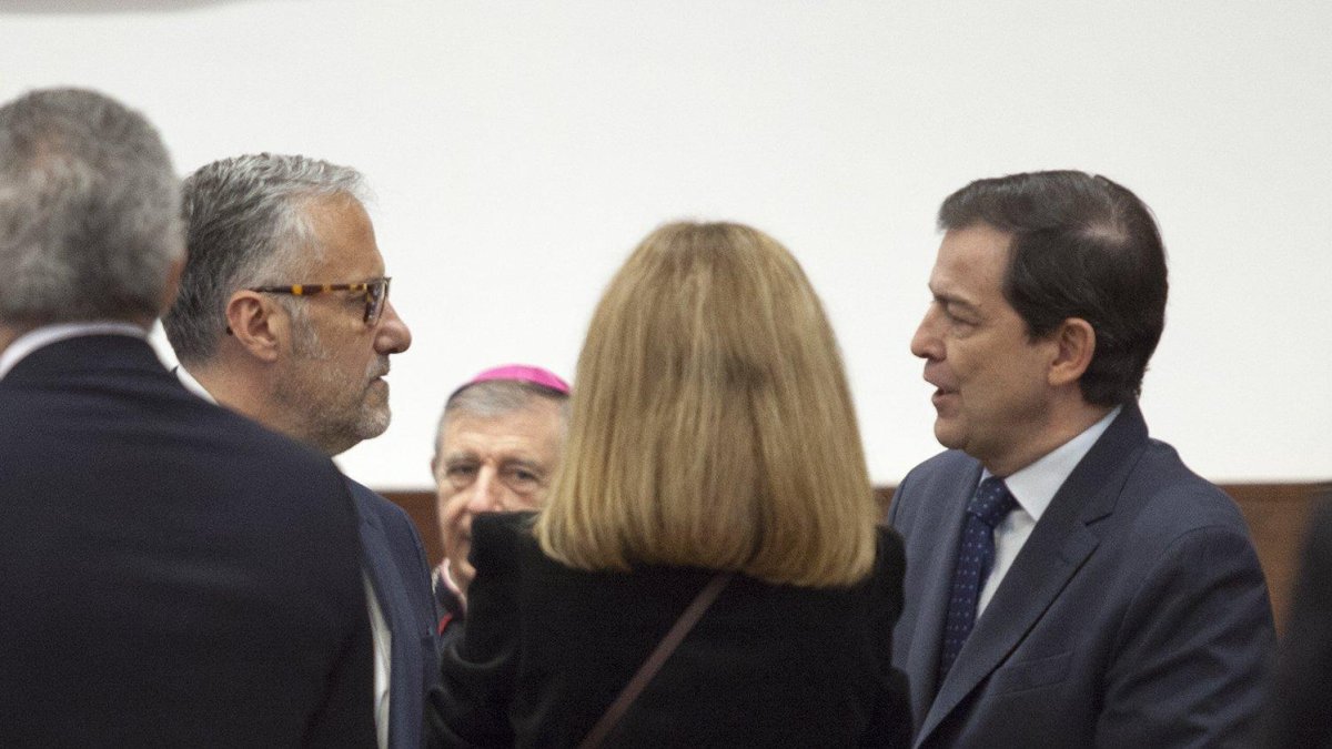 Carlos Pollán y Alfonso Fernández Mañueco conversan en el acto de investidura del presidente de Portugal como doctor 'honoris causa' en la Universidad de Salamanca