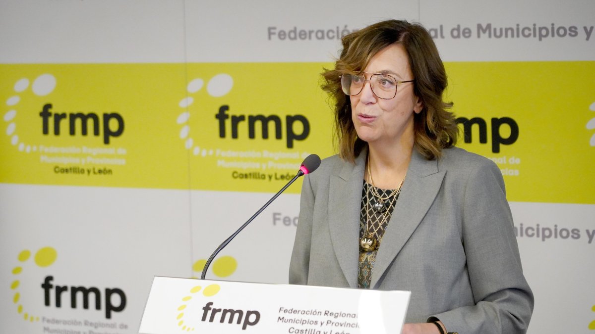 La presidenta de la Federación Regional de Municipios de Castilla y León (FRMP), Ángeles Armisén, presenta el Plan de Formación Continúa 2026 destinado a los empleados públicos de la Comunidad.