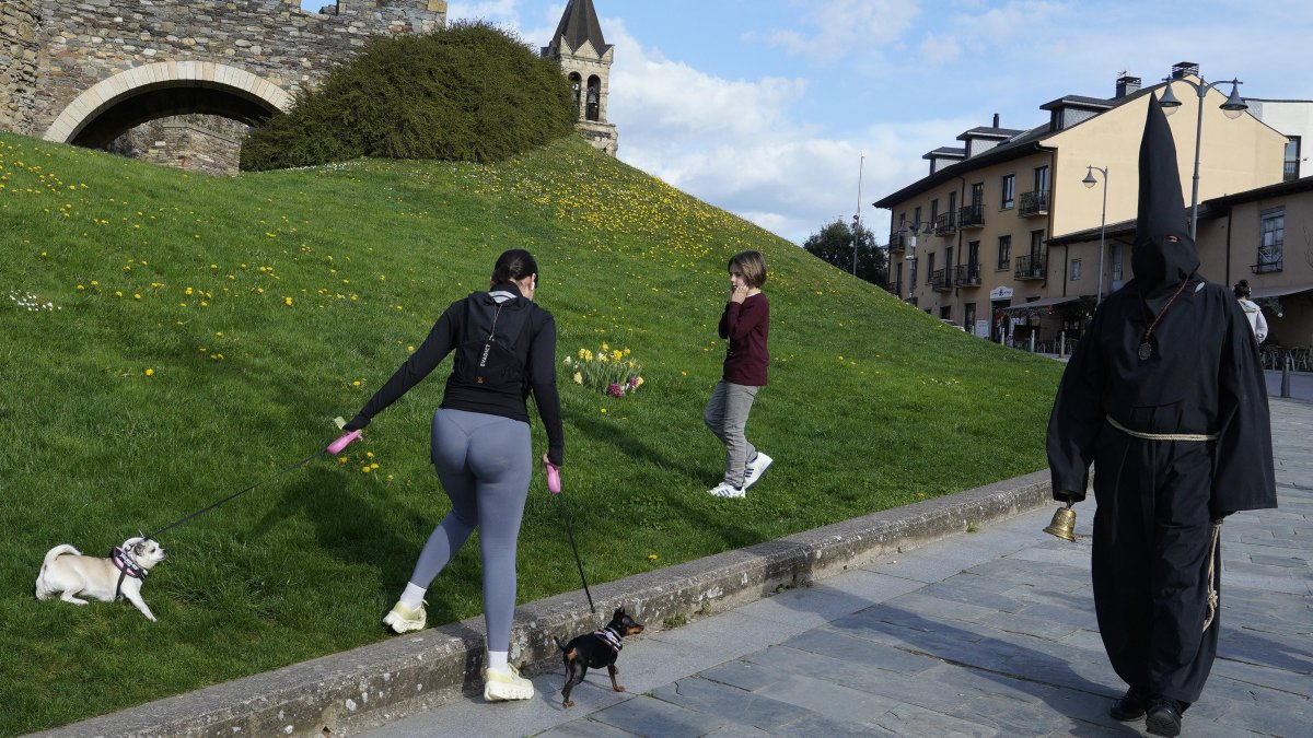 Salida del Nazareno Lambrión Chupacandiles por las calles de Ponferrada para anunciar la llegada de la Semana Santa