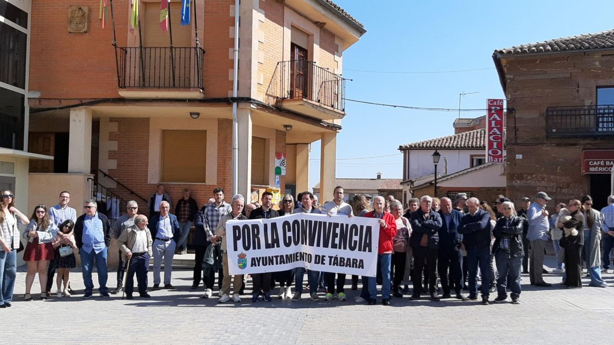 Concentración en Tábara (Zamora), en repulsa por la agresión a un militante socialista.