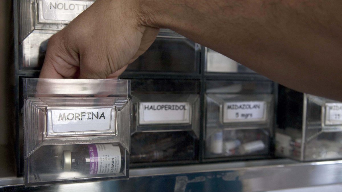 Un enfermero coge una dosis de morfina para un paciente, en una imagen de archivo
