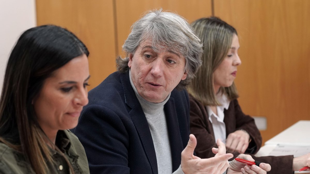Nuria Rubio y Carlos Martínez durante una reunión con colectivos feministas de Castilla y León