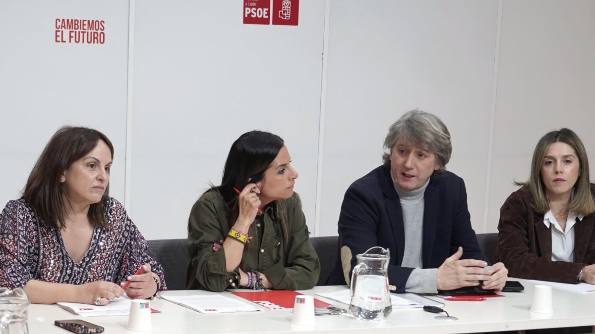 El secretario general del PSOECyL, Carlos Martínez, se reúne con colectivos feministas de Castilla y León