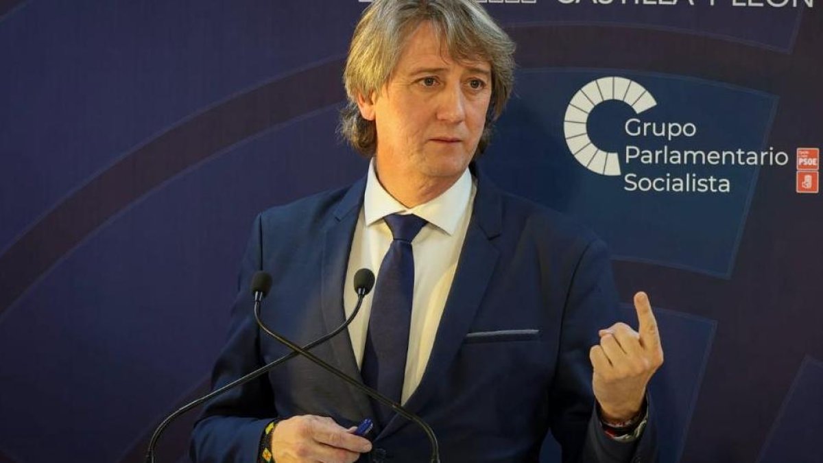 Carlos Martínez, durante su comparecencia ante los medios tras la reunión con Mañueco este jueves.