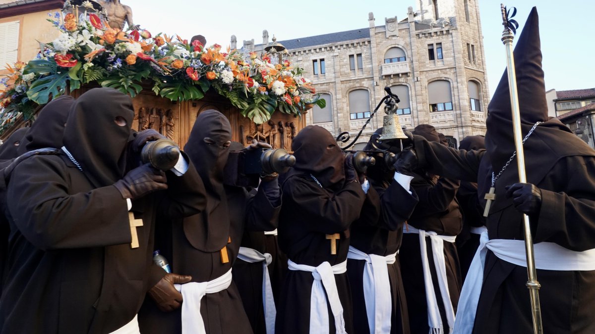 Acto del Perdón mediante el indulto a una presa en el transcurso de la Procesión del Perdón, organizada por la Cofradía del Santo Cristo del Perdón