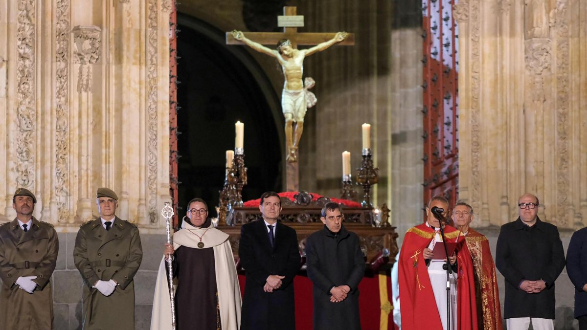 Alfonso Fernández Mañueco en la procesión de la Real Cofradía Penitencial del Cristo Yacente de la Misericordia y de la Agonía Redentora