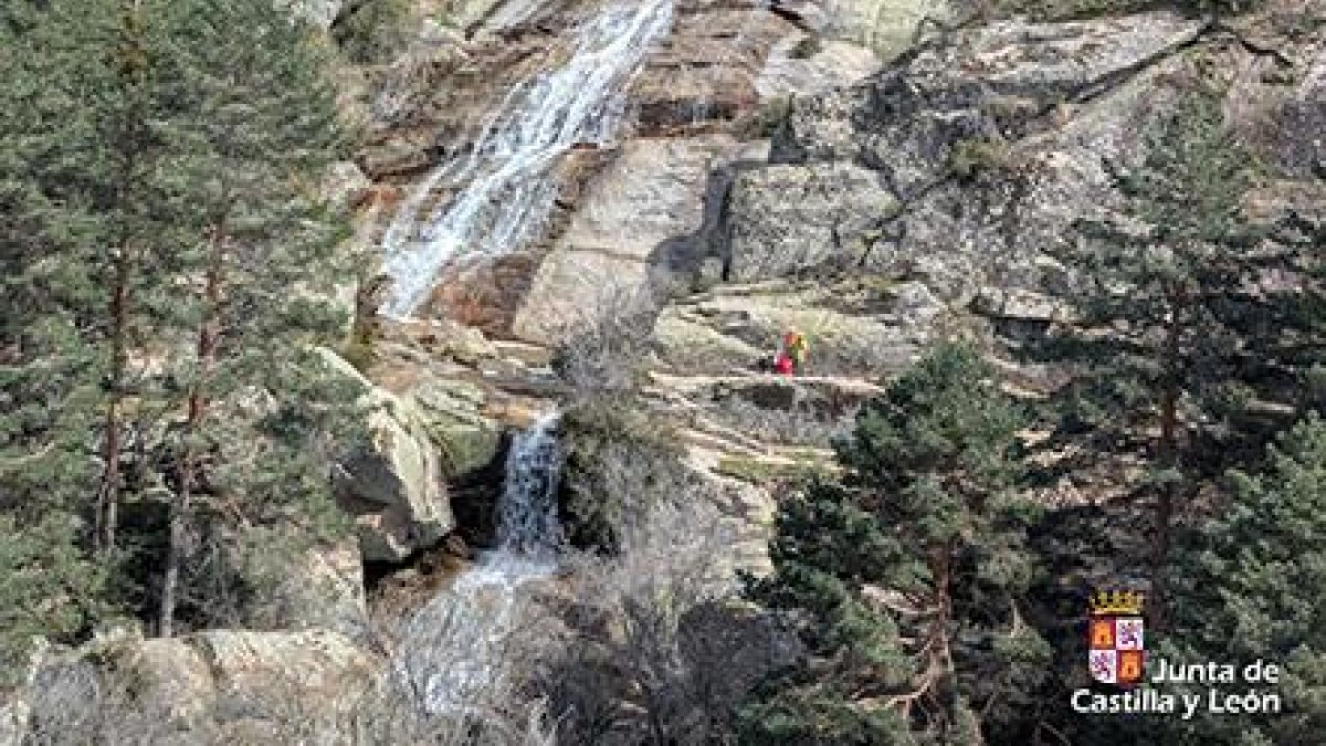 Rescate en la cascada del Chorro Grandes, en Palazuelos de Eresma
