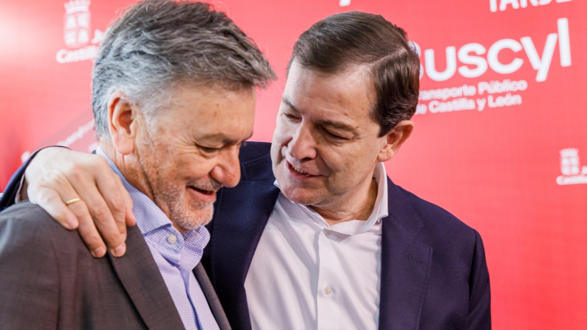 Alfonso Fernández Mañueco abraza a Francisco Vázquez.