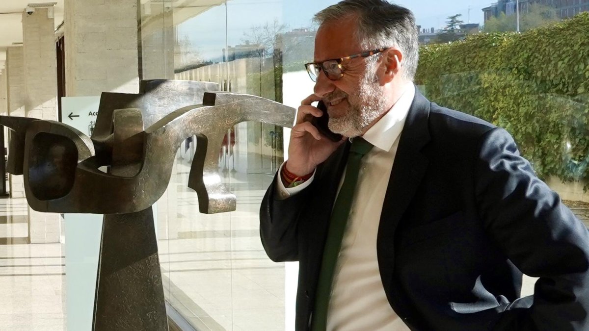 Carlos Pollán atiende una llamada telefónica en las Cortes, en una imagen de archivo.