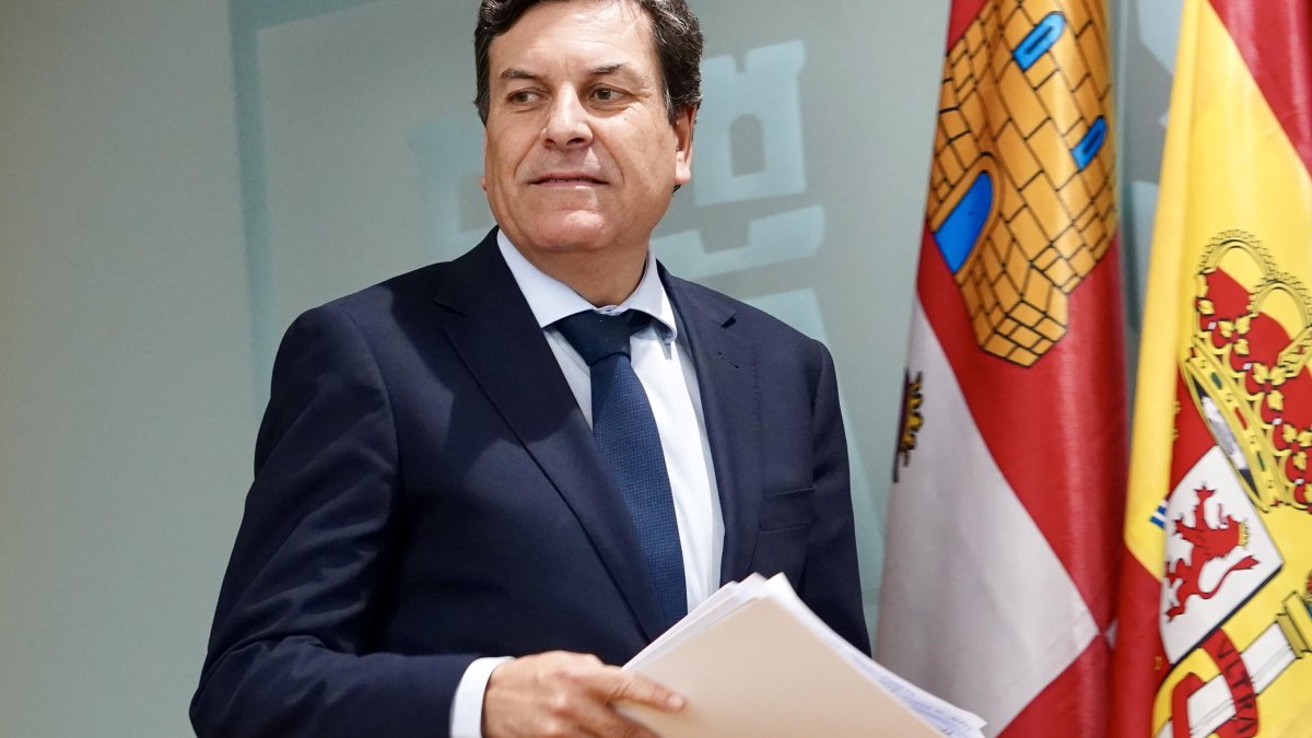 El consejero de Economía y Hacienda y portavoz en funciones, Carlos Fernández Carriedo, comparece en rueda de prensa posterior al Consejo de Gobierno.