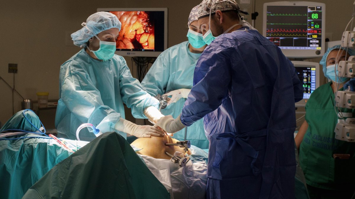 Operación de urología con el robot Da Vinci en el hospital El Bierzo de Ponferrada.