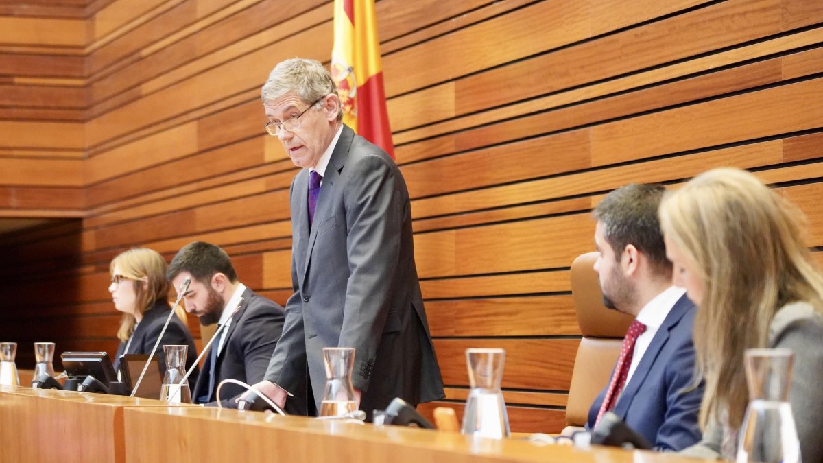 José María Eiros preside la Mesa de Edad de las Cortes.
