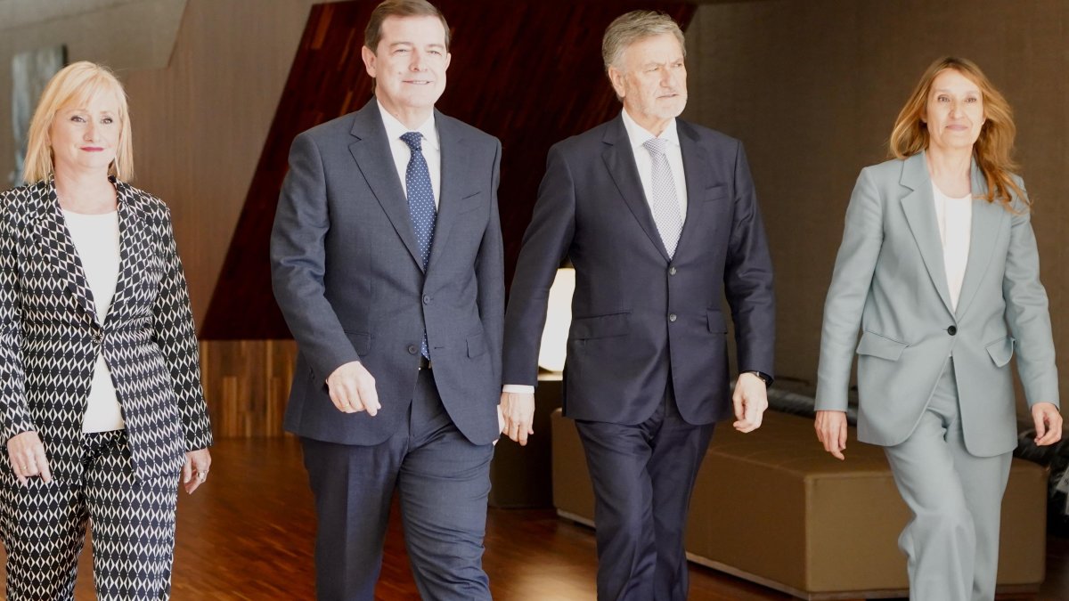 Leticia García, Alfonso Fernández Mañueco, Francisco Vázquez y Rocío Lucas a su llegada al pleno.