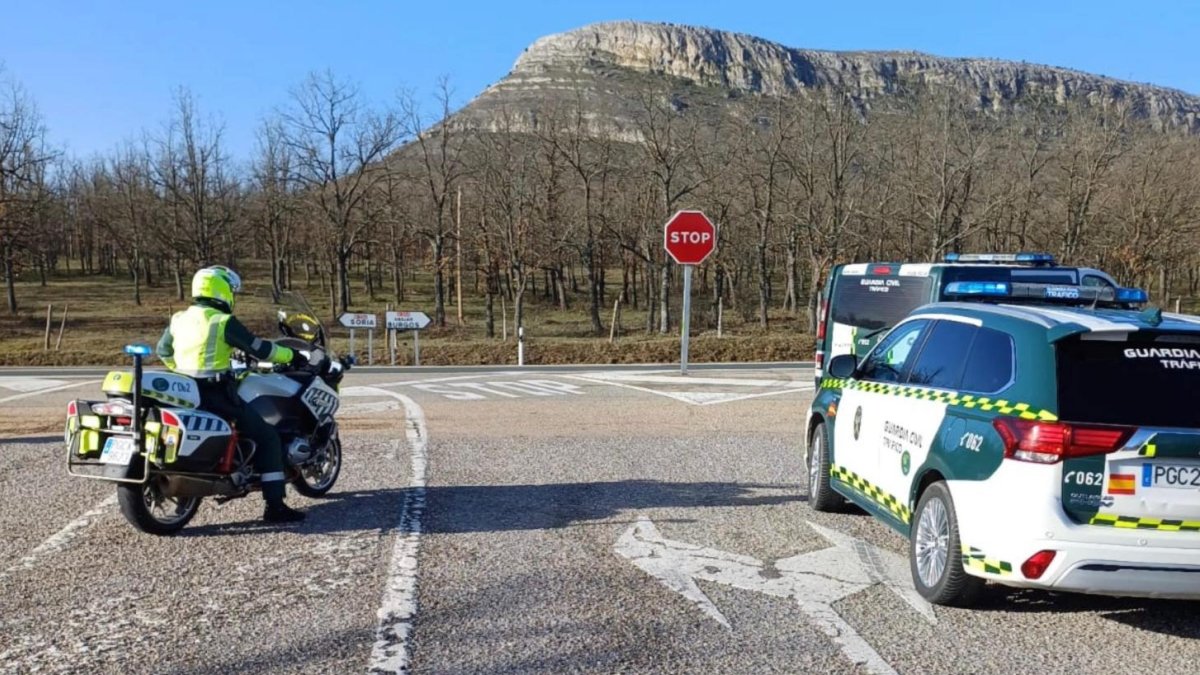 Los agentes de la Guardia Civil en el momento de la intervención del turismo