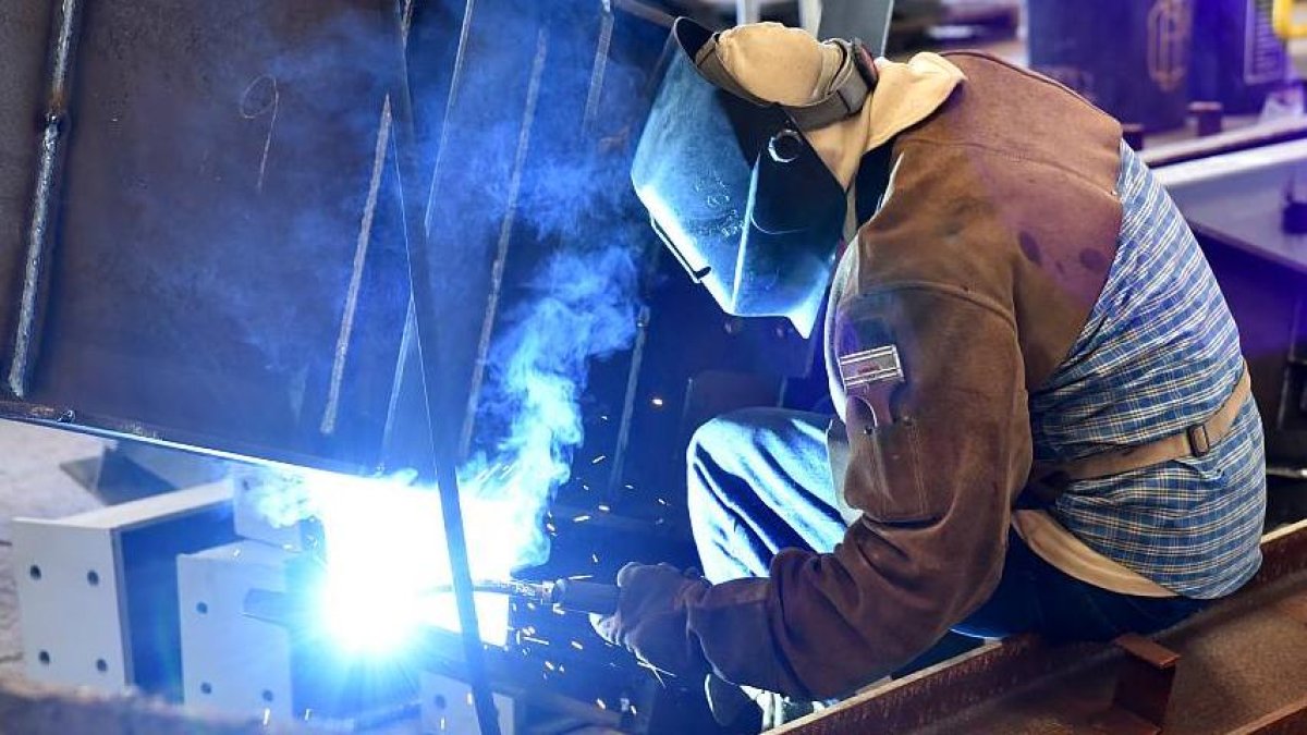 Un operario realiza una soldadura en una estructura metálica.
