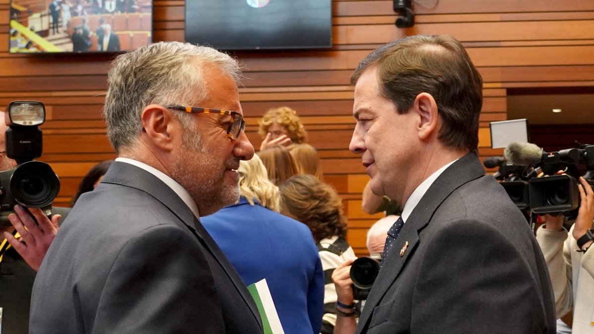 Pollán y Mañueco en la sesión constitutiva de las Cortes de Castilla y León celebrada este martes.