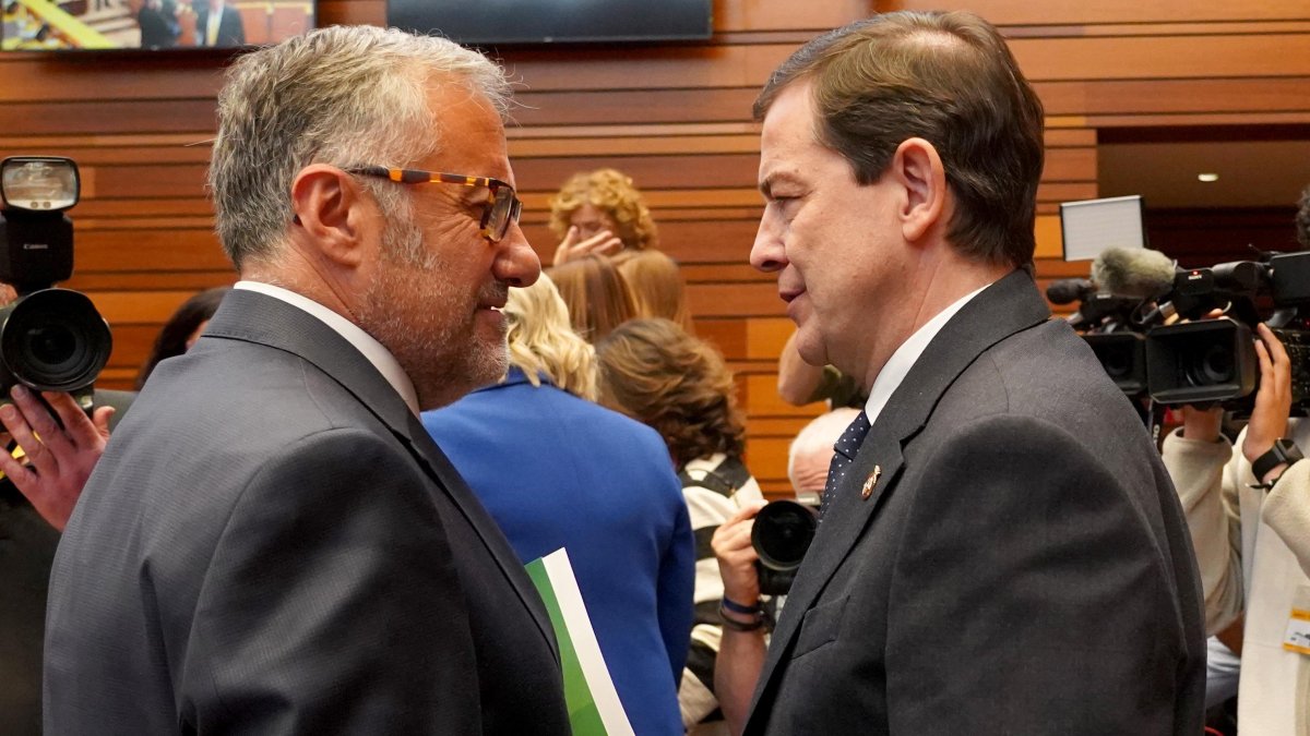 Pollán y Mañueco en la sesión constitutiva de las Cortes de Castilla y León celebrada este martes.