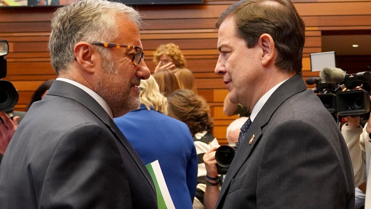 Pollán y Mañueco en la sesión constitutiva de las Cortes de Castilla y León, celebrada el 14 de abril.