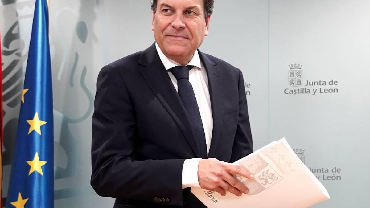 El portavoz y consejero en funciones de Economía y Hacienda, Carlos Fernández Carriedo, comparece en rueda de prensa posterior al Consejo de Gobierno.