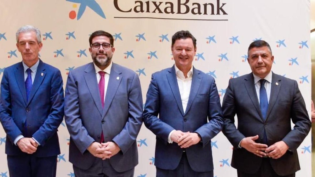 José Fco. Hernández, Jesús Manuel Sánchez, Gerardo Cuartero y Carlos García en la inauguración del edificio de CaixaBank en la plaza Santa Teresa, Ávila